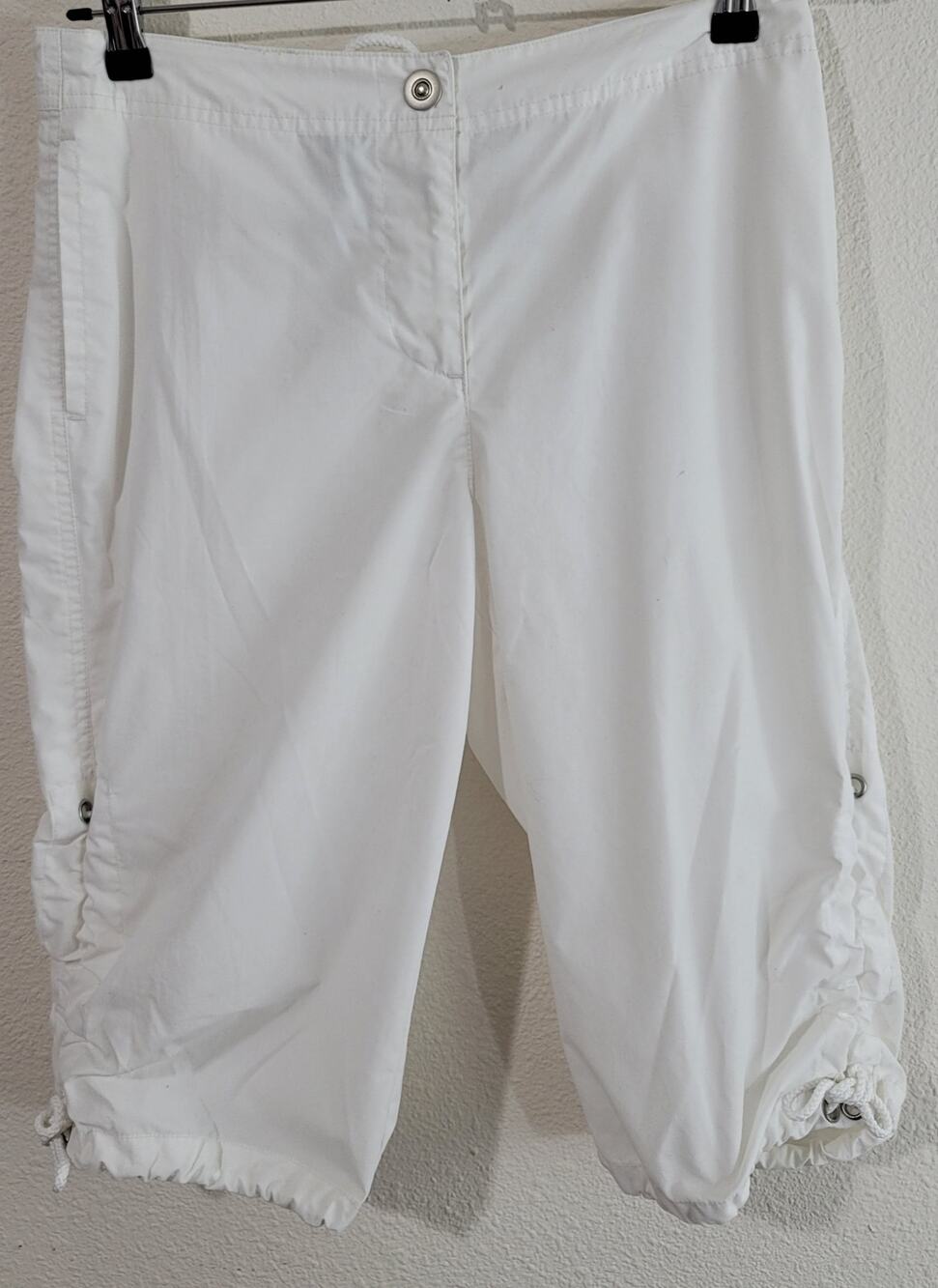 Fu Da White Flat Front Capri Pants Small Pockets Lightweight Hidden Seam Pockets
